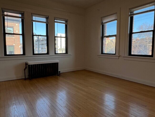 Foto del edificio - 2529 E Webster Pl