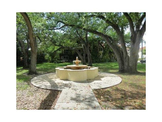 Building Photo - 8920 NE 8th Ave