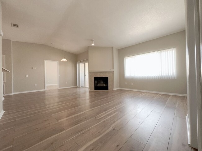 Building Photo - 3 Bedroom 2.5 Bath Condo  Flamingo/Durango