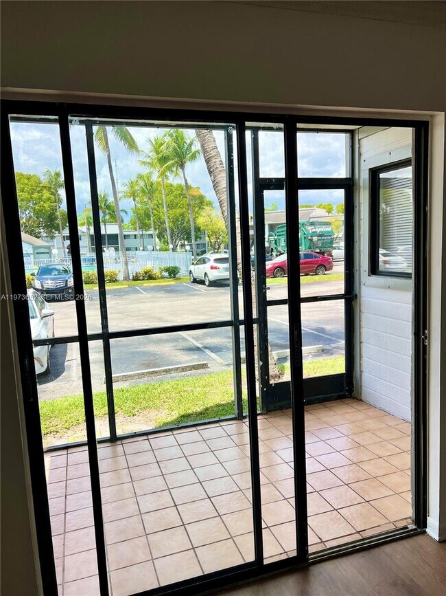 Foto del edificio - 20761 NE 4th Pl