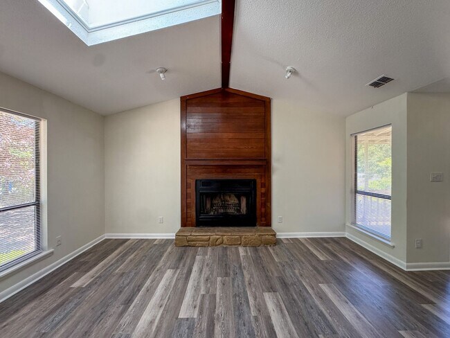 Foto del edificio - Beautifully Updated 3 Bed 2 Bath Home