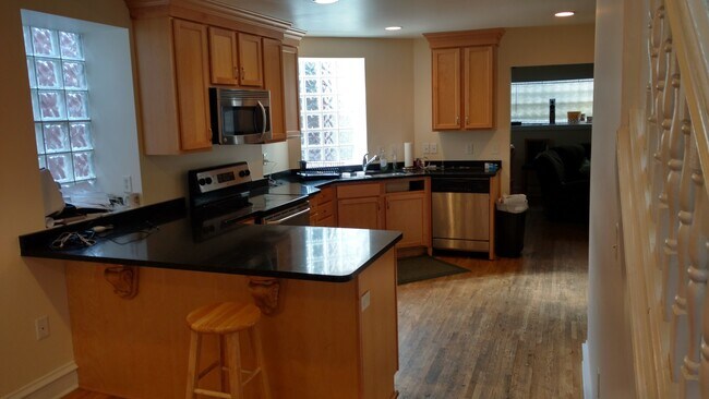 Foto del edificio - 5 Bedroom House in the Southside Flats!  Central Air. Washer and Dryer on Main Floor. Private Patio.