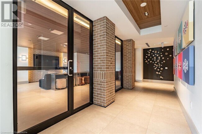 Photo du bâtiment - 600 N Service Rd