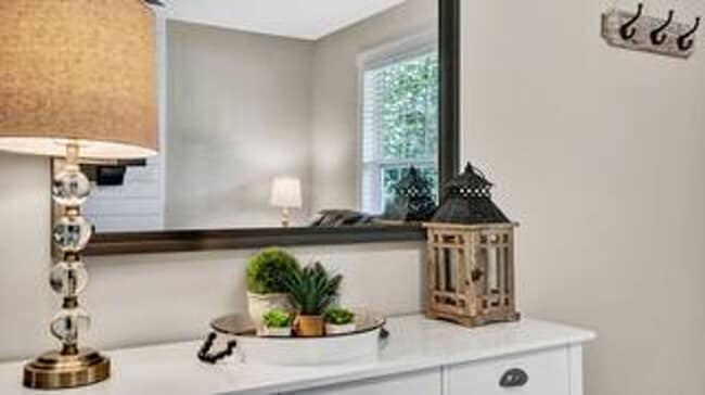 Building Photo - ADORABLE COTTAGE-STYLE HOME