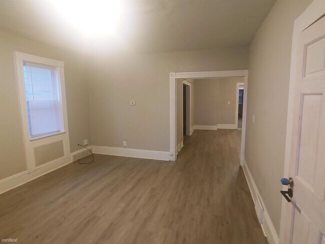 Building Photo - 3 br, 1 bath Duplex - 2805 Queen Avenue Qu...