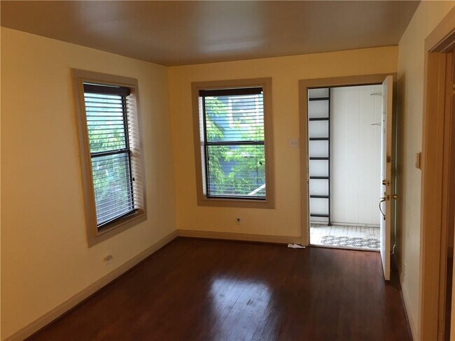 Foto del edificio - 611 W 37th St