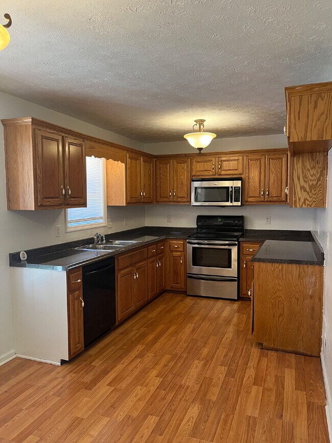 Building Photo - 215 Derek Ct