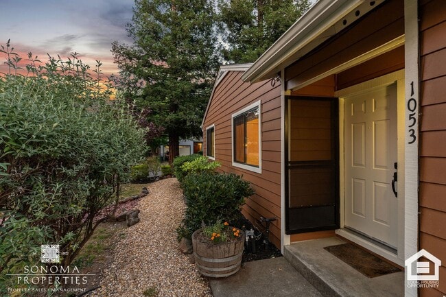 Building Photo - Beautifully Maintained Duplex in Glen Ellen
