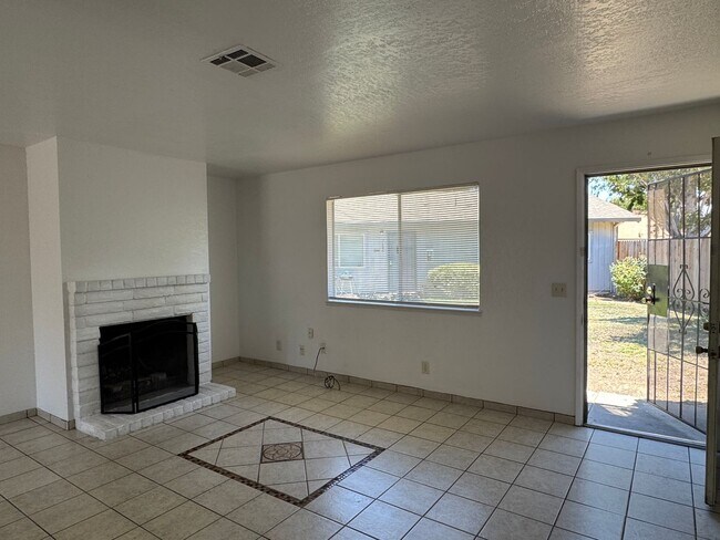 Foto del edificio - Two Bedroom Triplex with One Bathroom and ...