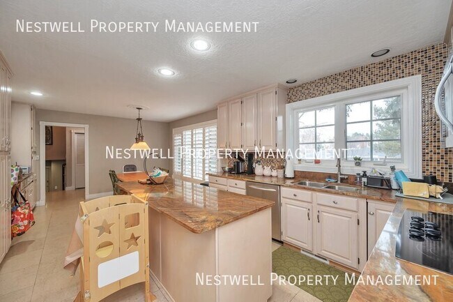 Foto del edificio - Beautiful Updated 5-bed Home in Salt Lake ...