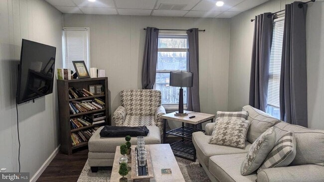 Building Photo - 604 W Holly Ave