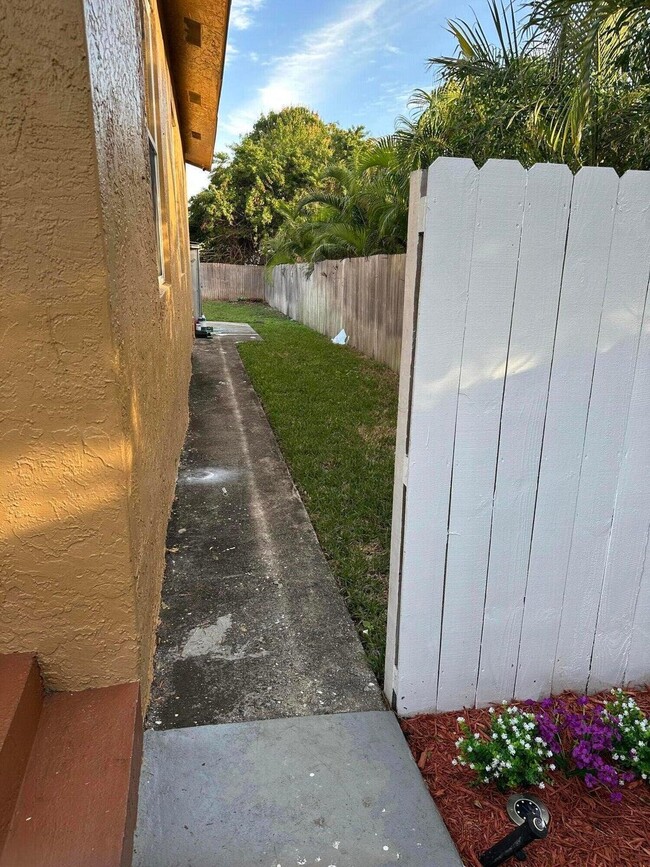 Building Photo - 833 Briggs St