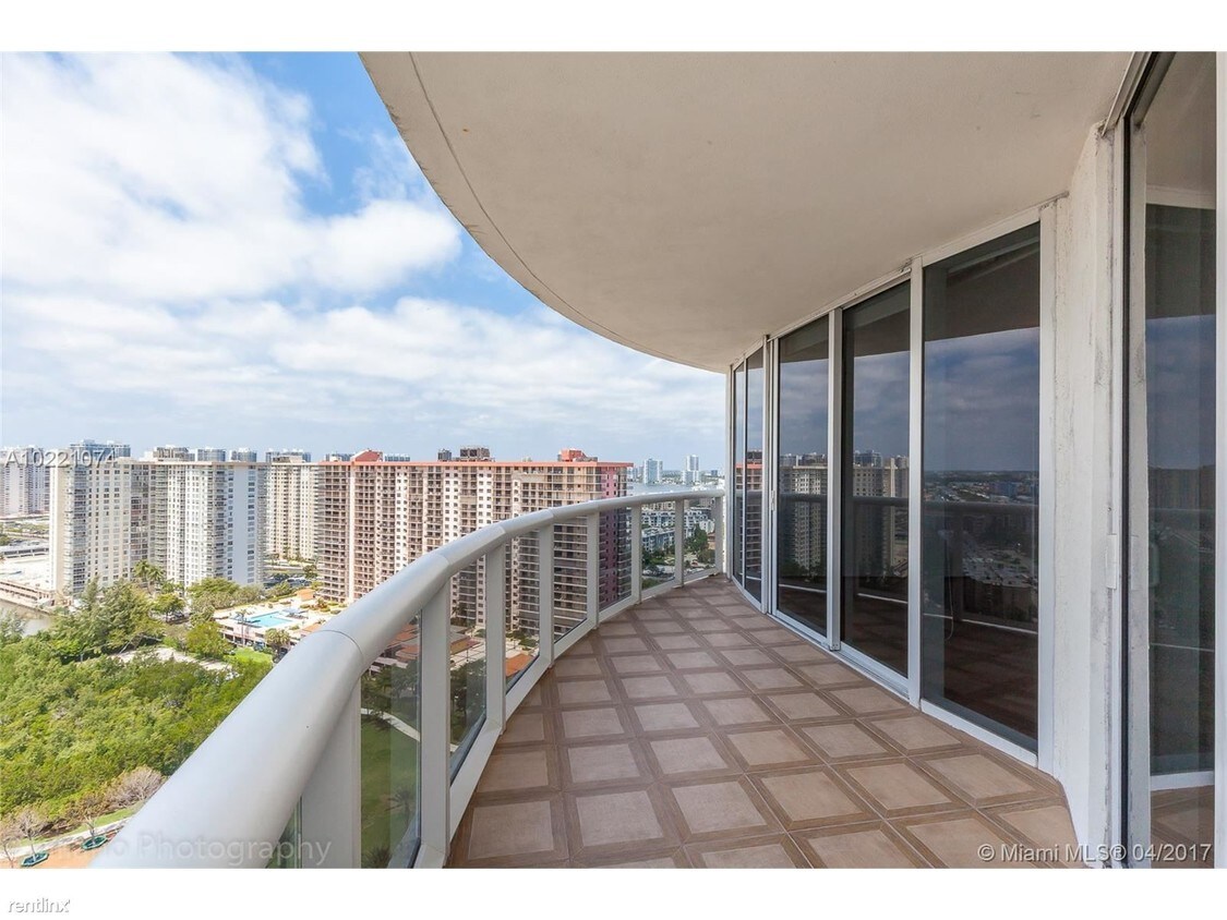 Primary Photo - 17201 Collins Ave