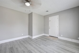 Building Photo - 1101 Elm Unit A St