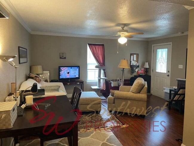 Building Photo - The best little house and close to campus!