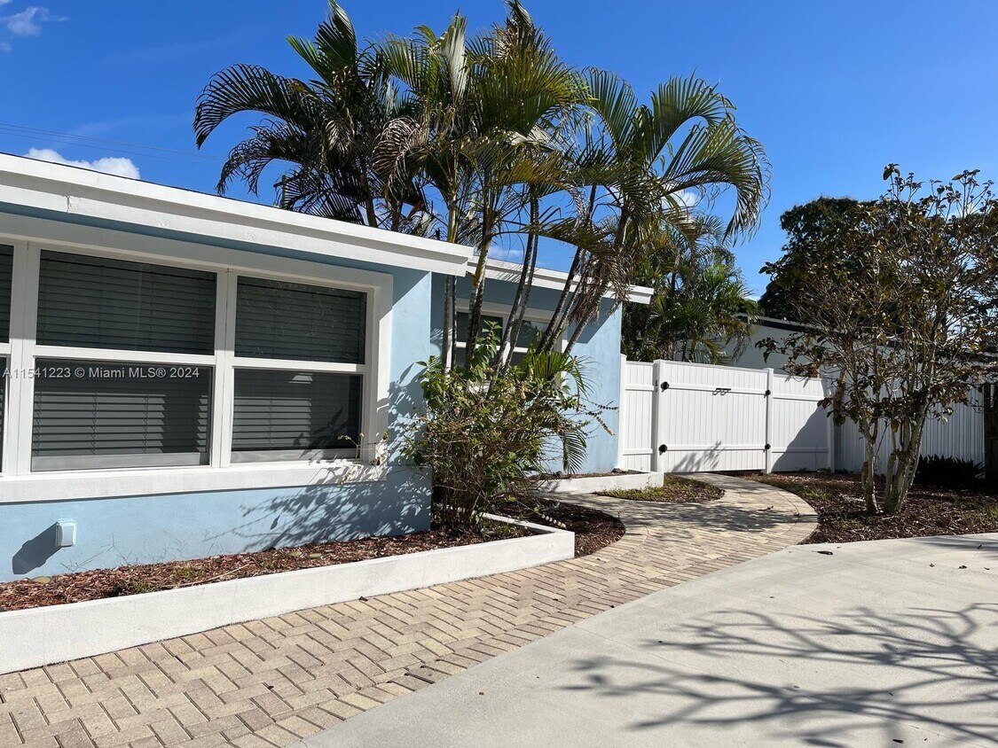 Primary Photo - 2281 SW 15th St
