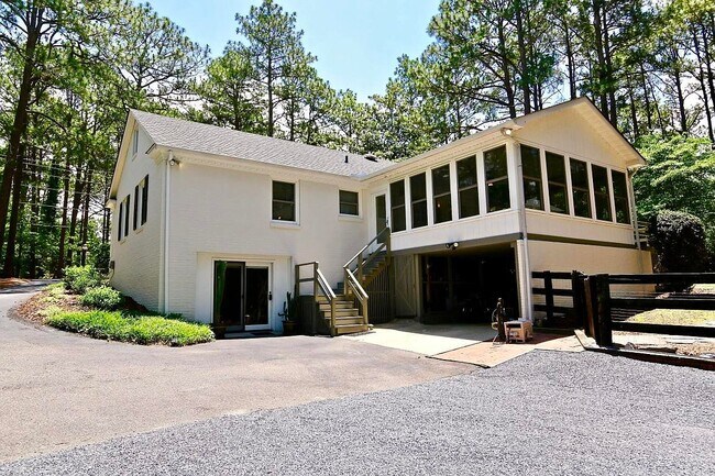 Building Photo - 440 Crestview Rd