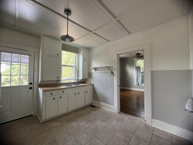 Building Photo - 132 Woodland St