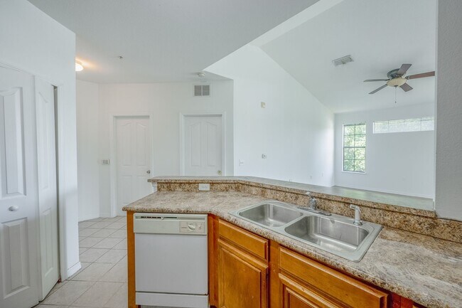 Building Photo - Beautiful 2bed/2bath Condo in The Serenata...