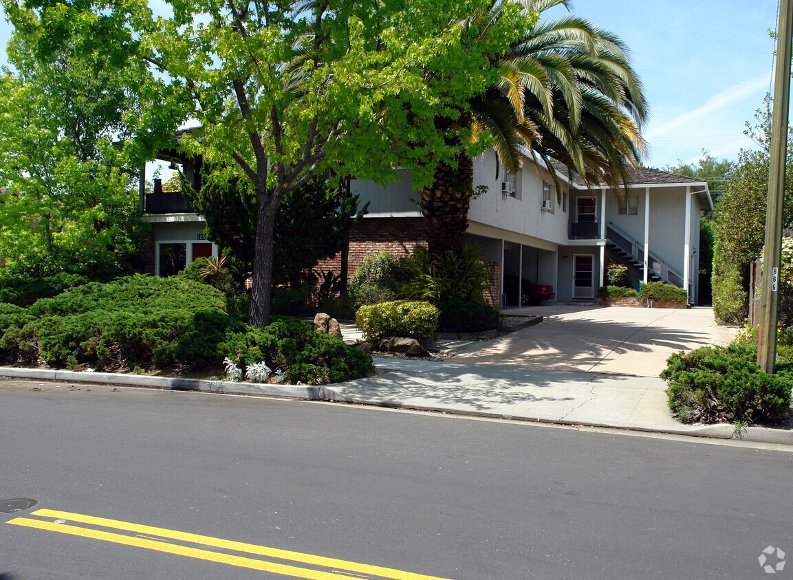 Primary Photo - 105 Carlton