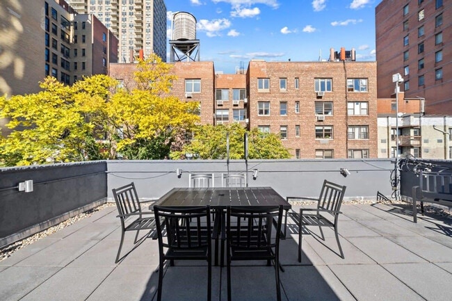 Building Photo - 323 E 78th St