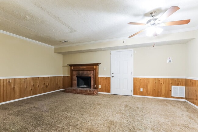 Building Photo - 700 Redland Dr
