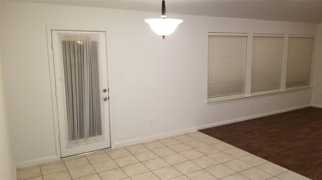 Building Photo - 935 Rock Springs Dr