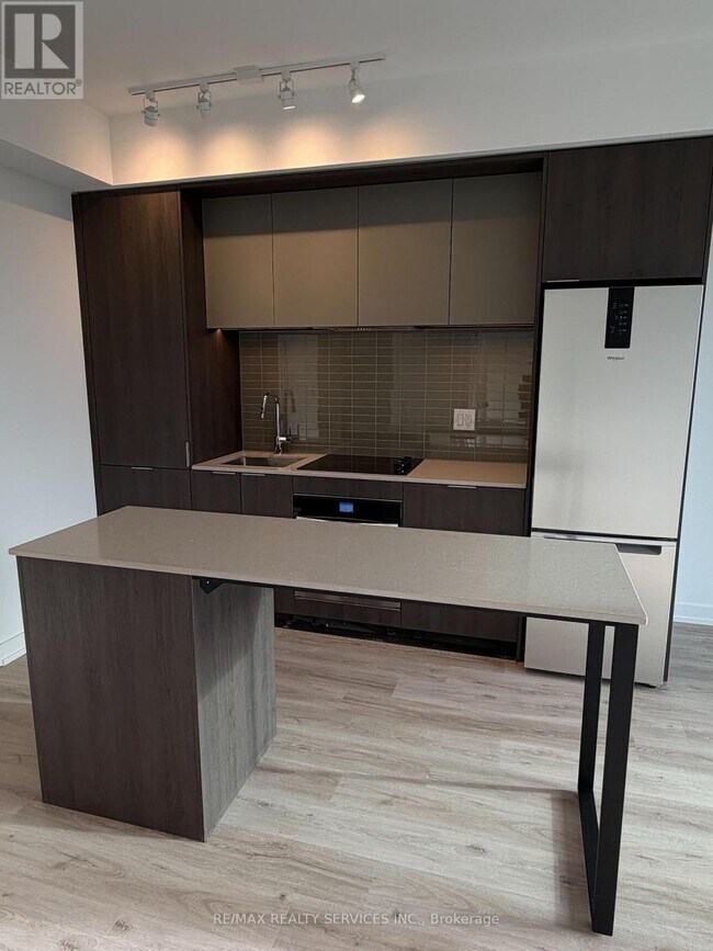 Photo du bâtiment - 395 Square One Dr