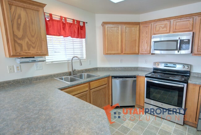 Building Photo - 2101 N Aurora Way