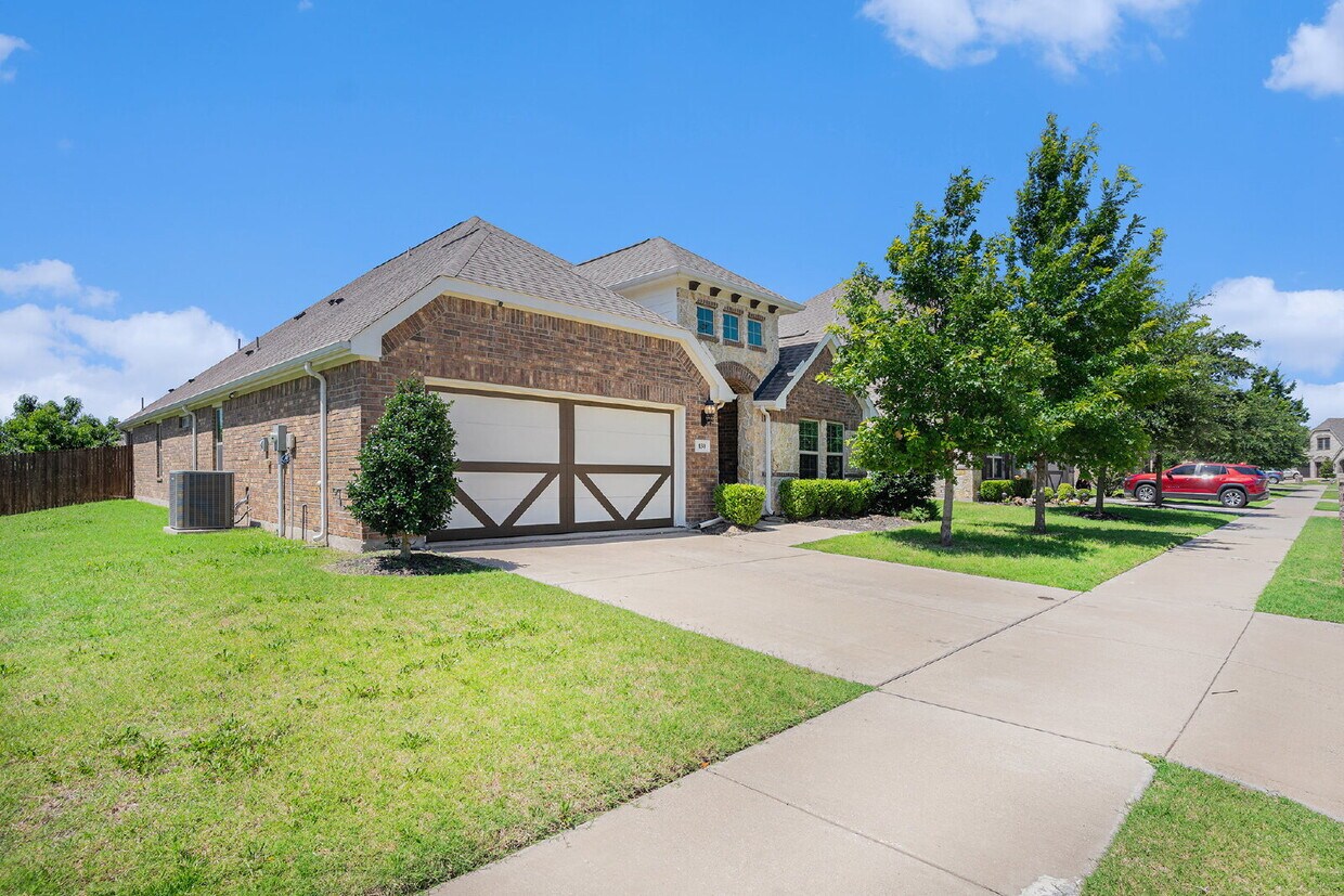 Primary Photo - Gorgeous 5 Bdrm, 3 Bath with Open Layout, ...