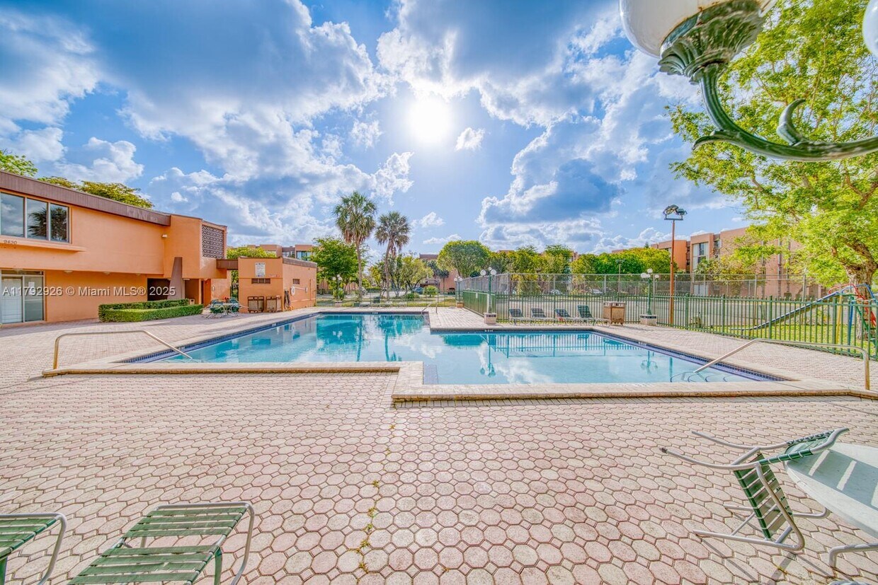 Foto principal - 9440 W Flagler St