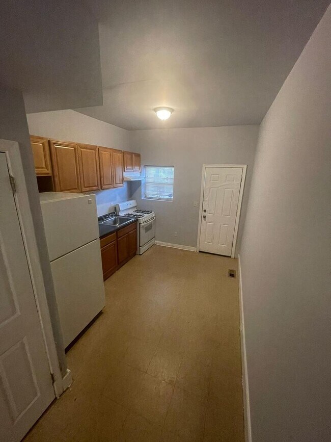 Foto del edificio - Four Bedroom One Bathroom Unit Recently Re...