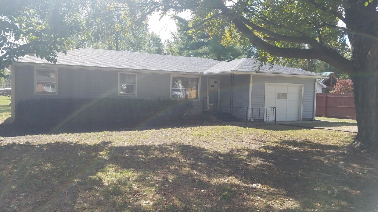 Primary Photo - 3155 E Broadlands Ave