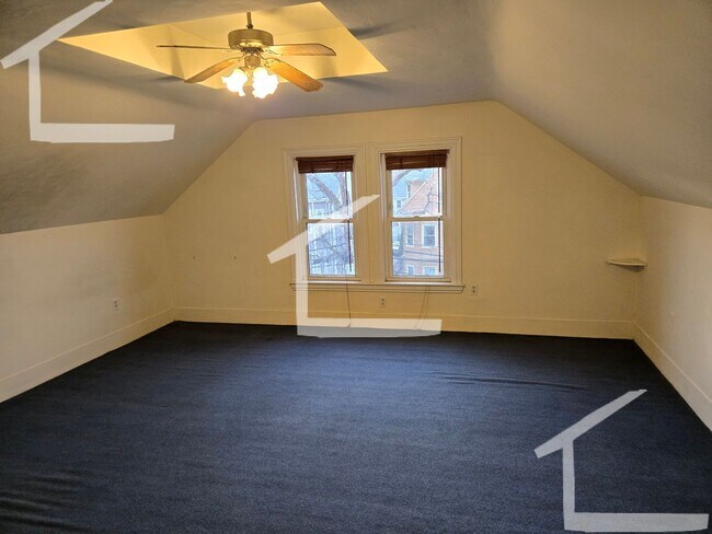 Foto del edificio - Great four bedroom located two minutes from the Green line and BU