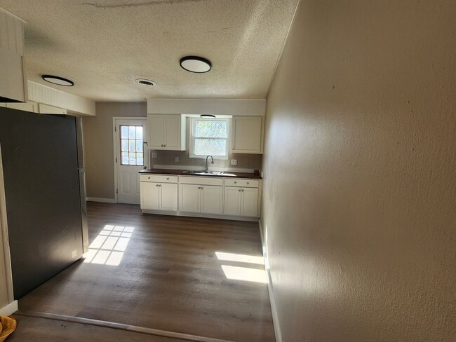 Building Photo - Maryville 37804 - 2 bedroom 1 bath duplex - call Tom Parry 865-607-3649