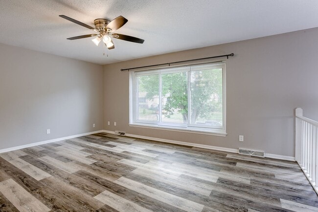 Building Photo - Spacious Split Entry with 2-Car Garage & F...