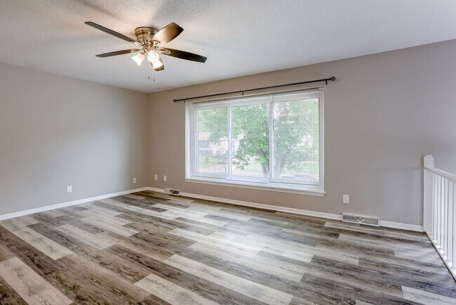 Foto del edificio - Spacious Split Entry with 2-Car Garage & Finished Basement!!