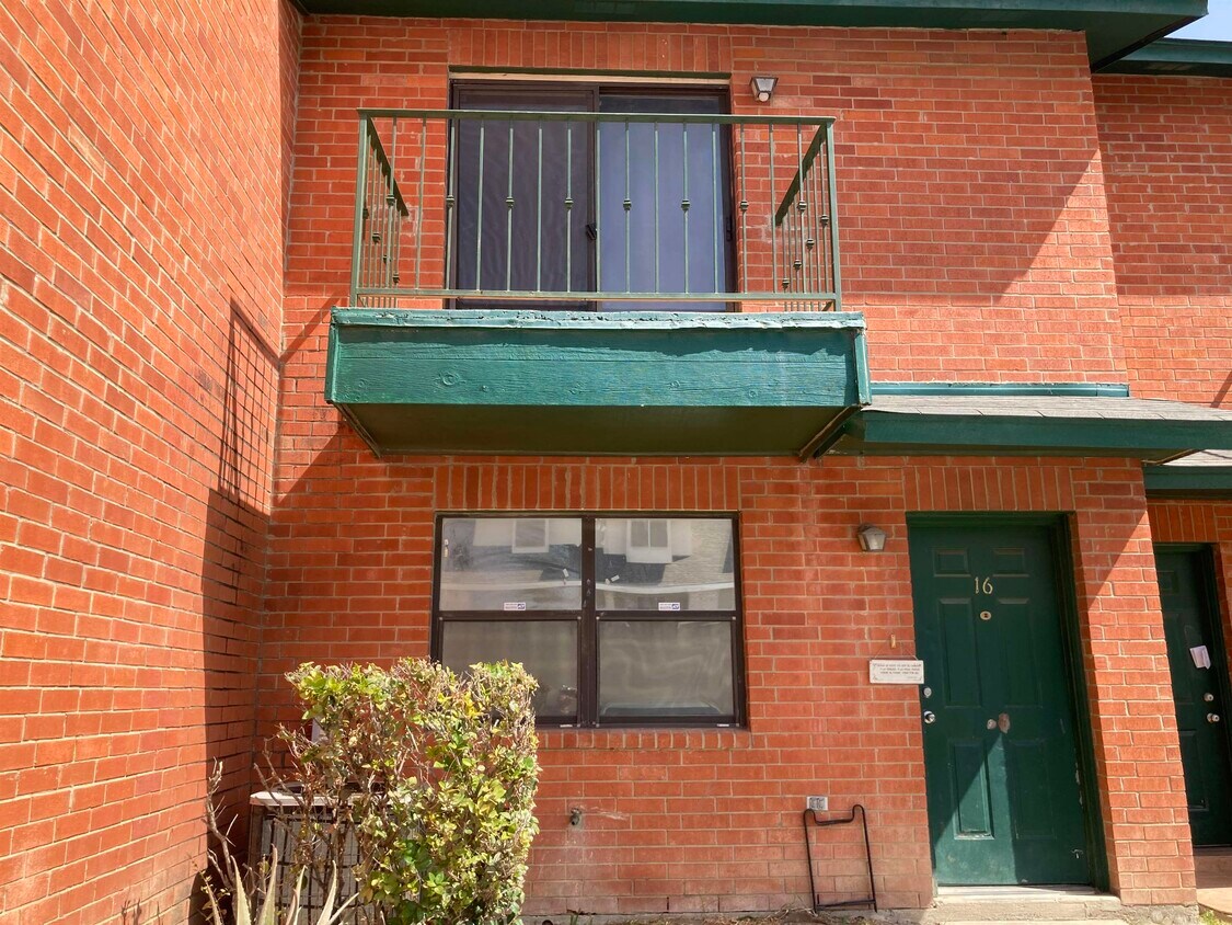 8915 McPherson Rd Unit 16B, Laredo, TX 78045 Condo for Rent in Laredo