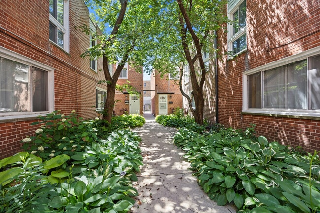 Building Photo - 1615 W Greenleaf Ave
