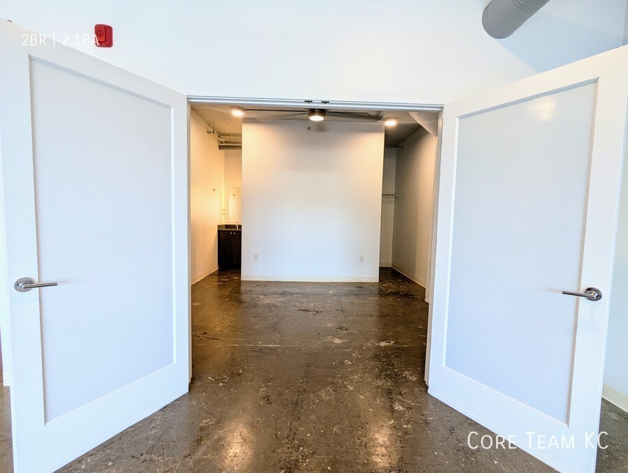 Primary Photo - Monarch 2 Bedroom Loft