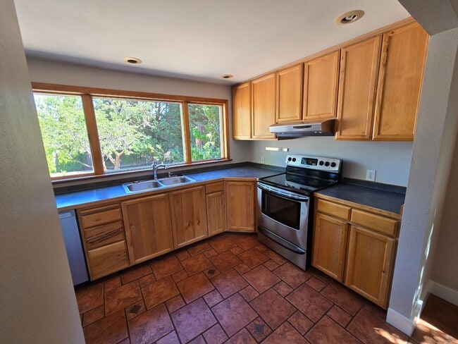 Building Photo - Beautiful Shoreline Home with Extra Outdoo...