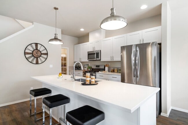 Building Photo - Pet Friendly Townhome with Leasing Special!