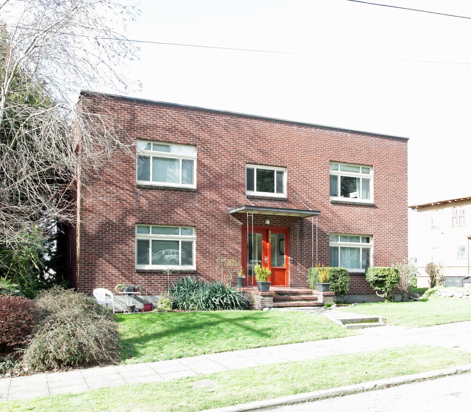 Building Photo - 2837 Franklin Ave E