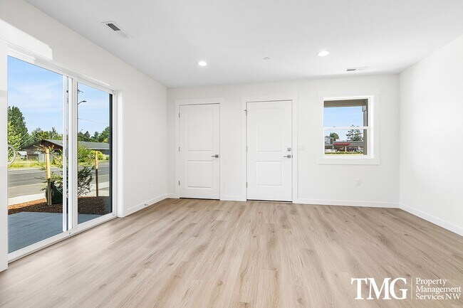 Foto del edificio - StJamesTriplex