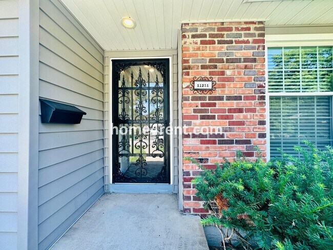 Foto del edificio - Cozy Ranch Home in Shawnee w/ Plenty of Natural Light, Wood Floors Throughout and an Updated Kitc...