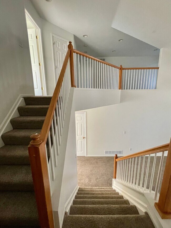 Building Photo - Spacious & Bright 3 Bedroom Home in East L...