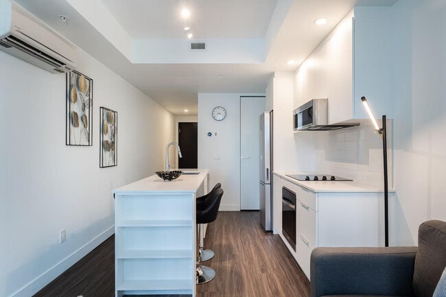 Building Photo - 665 Rue Versailles