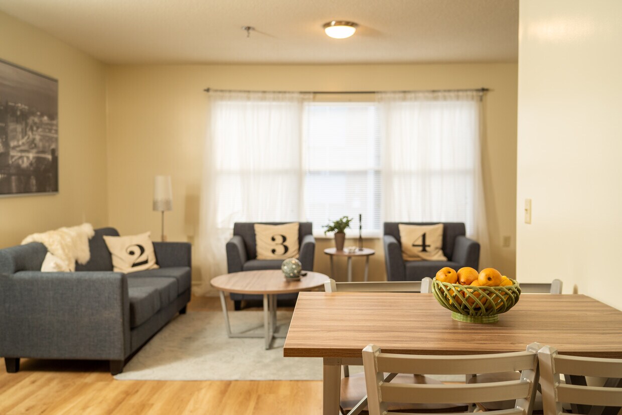 Living room/dining room - 1221 Mountain View Dr
