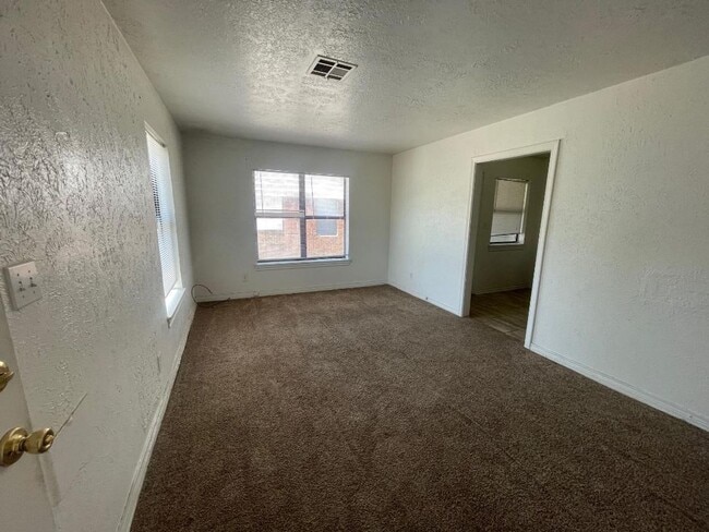 Building Photo - 1 Bedroom 1 Bathroom Duplex For Lease 8/4/...