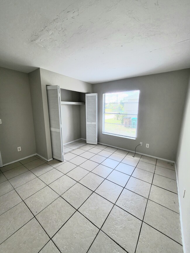 Building Photo - 406 NE 24th Pl
